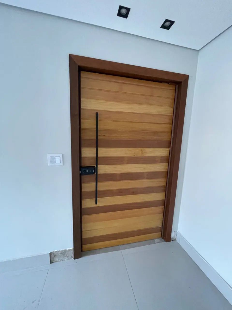 Porta em madeira maciça - Sob medida  - Foto 3