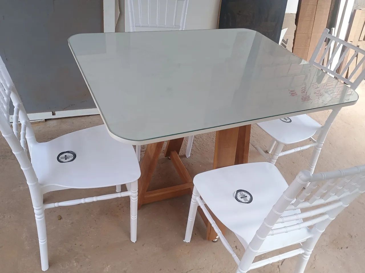Mesa linda com vidro quadrado  - Foto 5