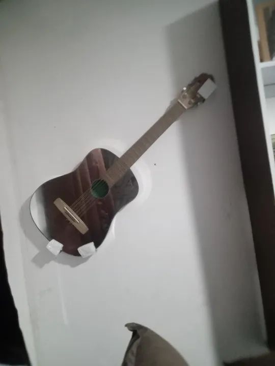 Violão acústico para quem gosta de admirando uma ótima obra de arte