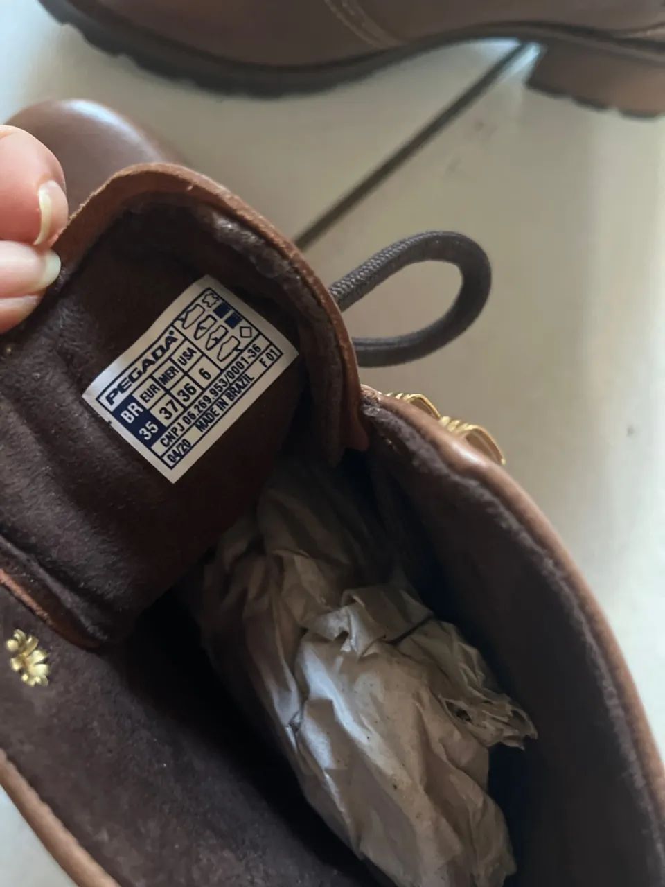 Botas de Couro Marrom c/ avaria no solado  - Foto 3