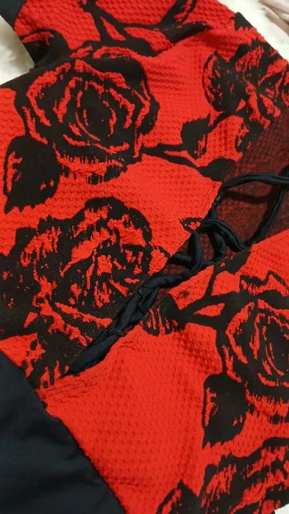 Blusa vermelha com rosas preta curta. - Foto 3