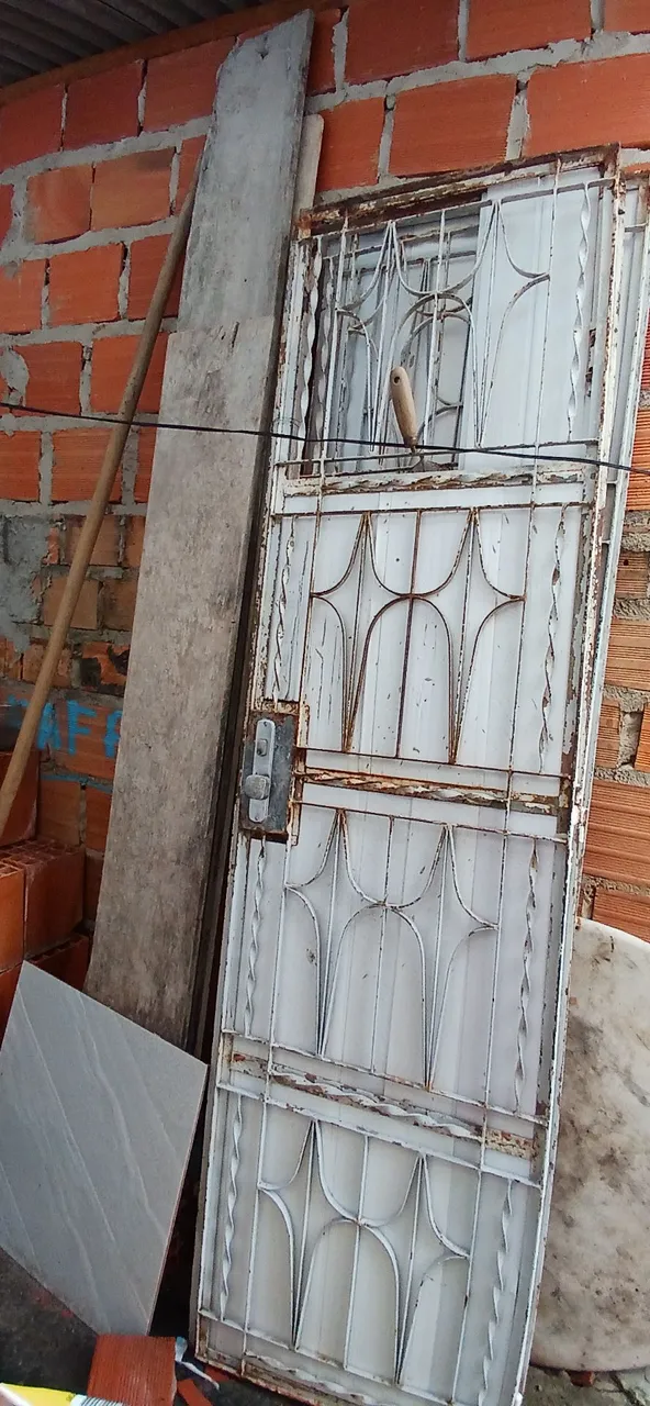 Portão de ferro com grade para segurança residencial