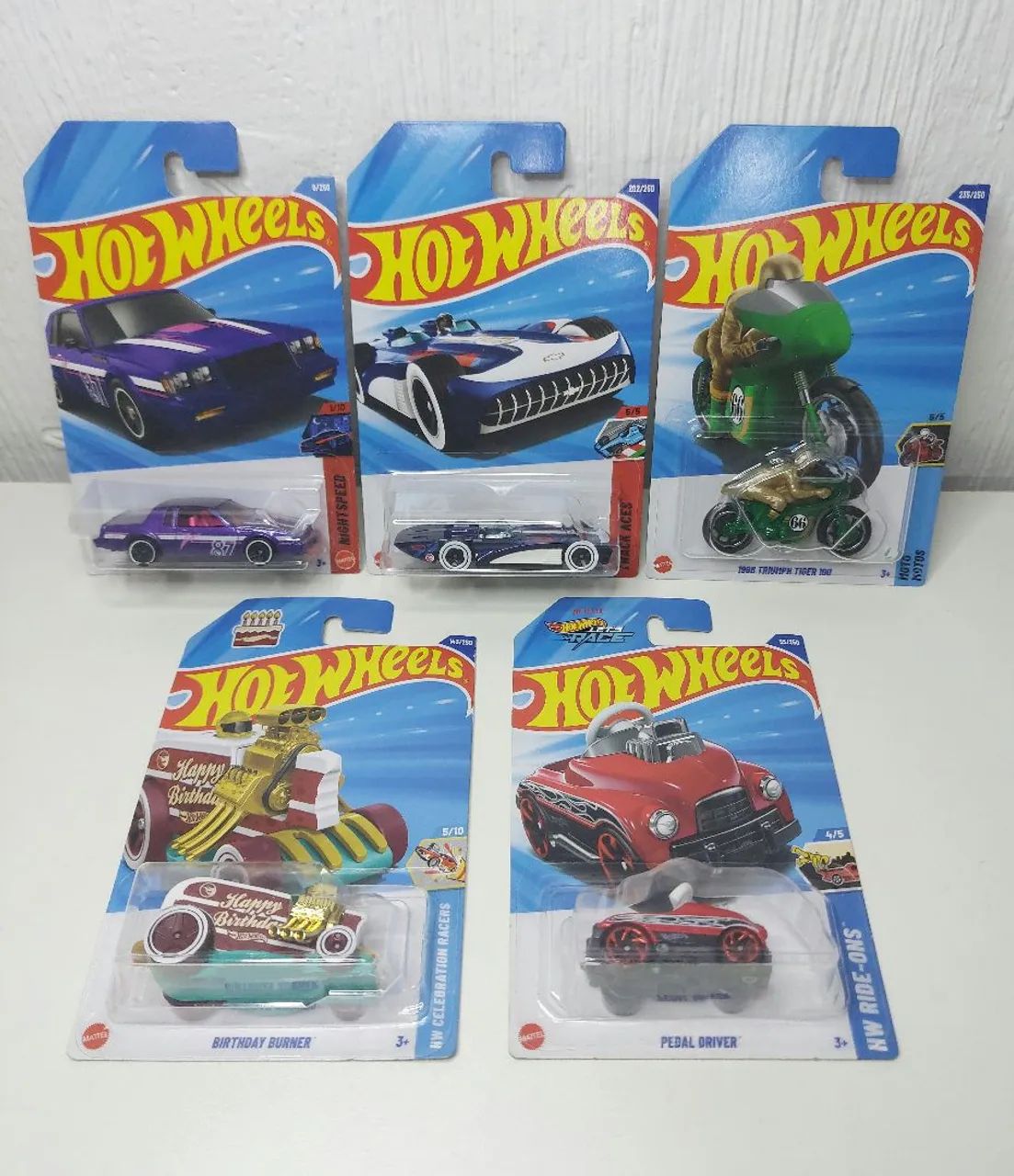 Lote com 5 Hot Wheels T-Hunt Variados