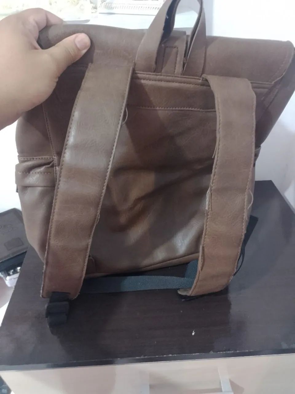 Mochila de couro sintético estilo maleta - Foto 3