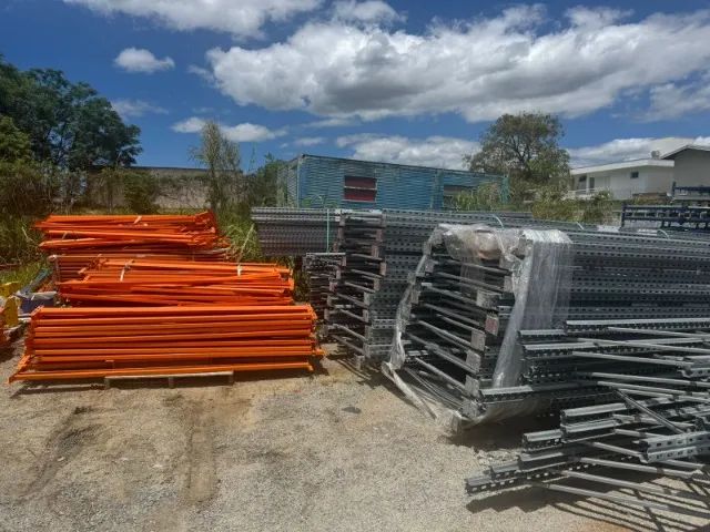 Porta Paletes - Montantes com 4,5M e Longarinas com 2,30M. Material em ótimo estado. Chama