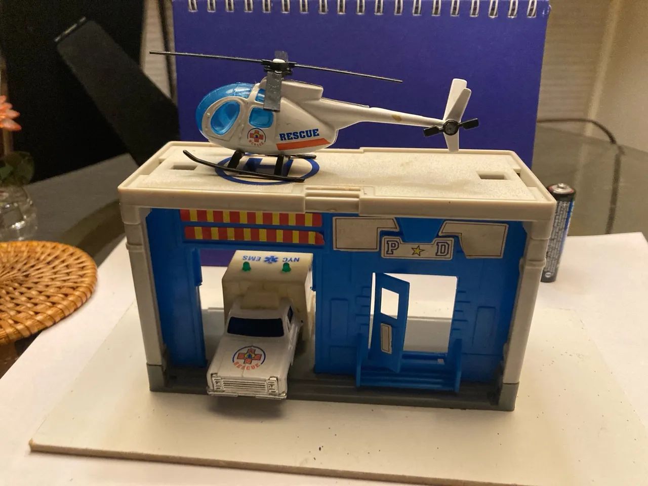 Brinquedo de Resgate -Wenco.1980 - Helicóptero e Ambulância .