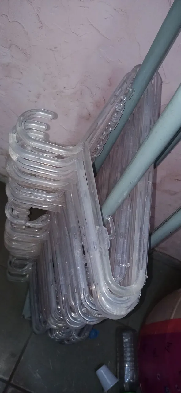 Cabides de plástico transparentes