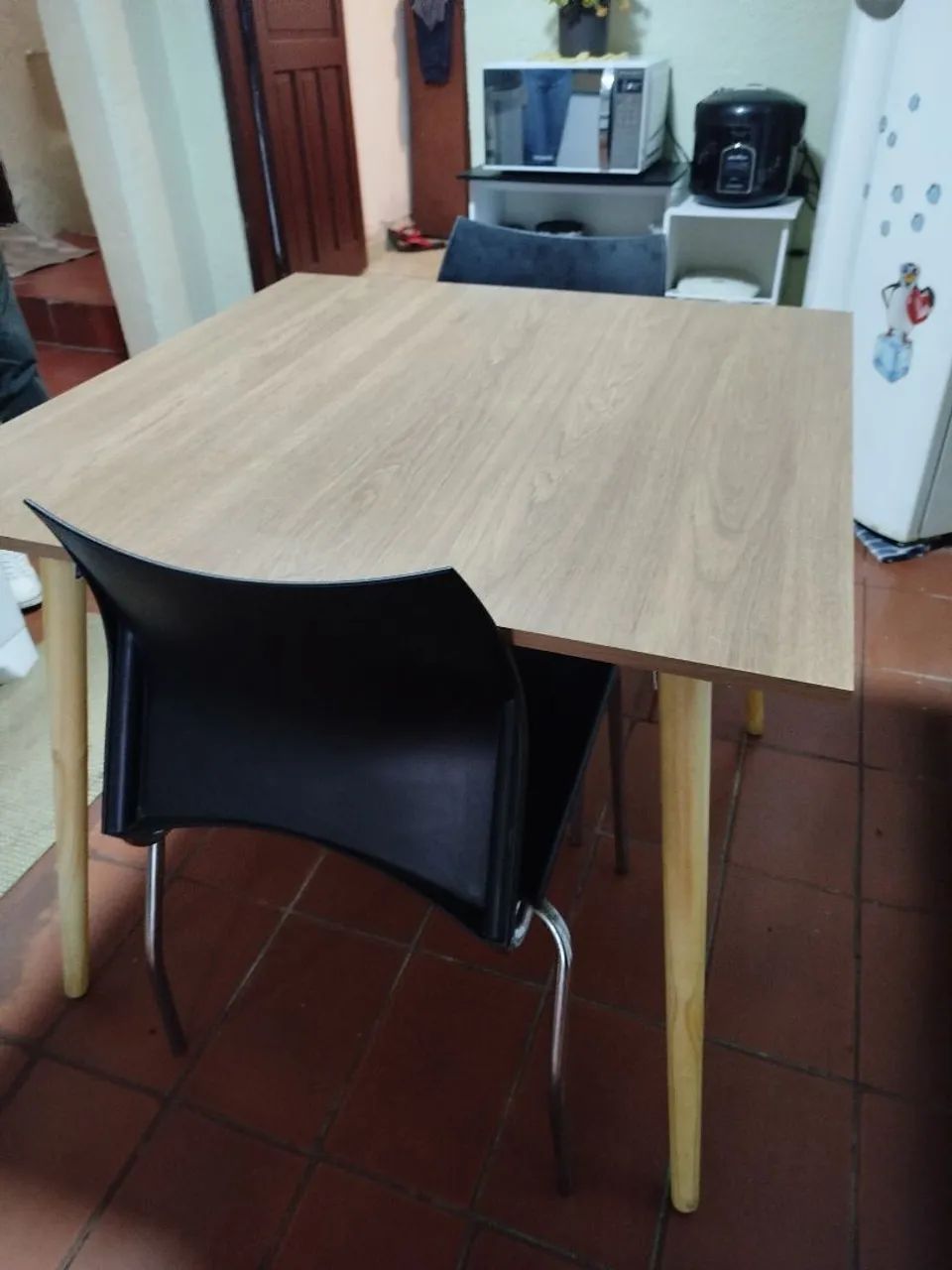 Mesa quadrada pés palito 