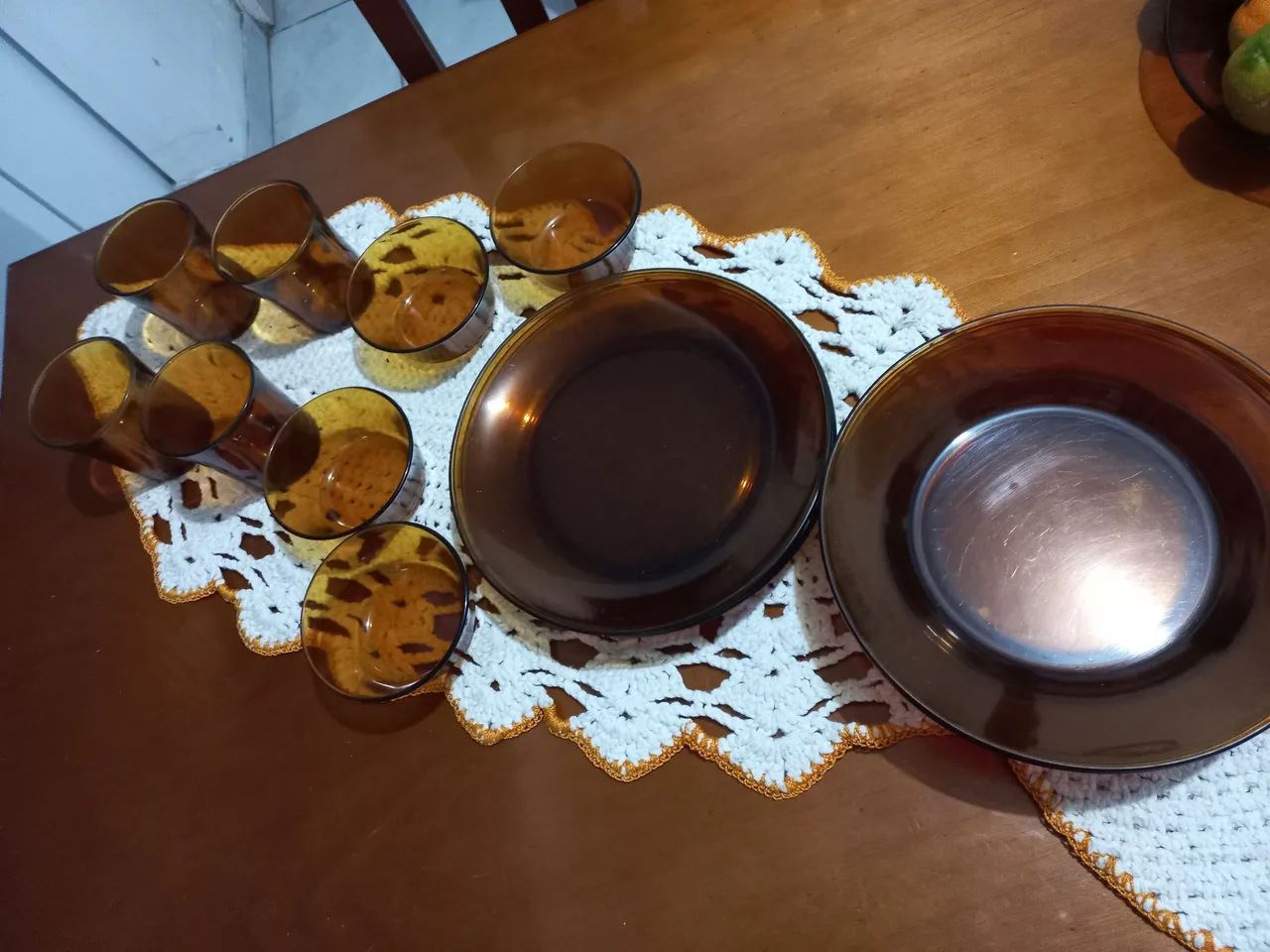 Jogo de pratos e copos em tom âmbar