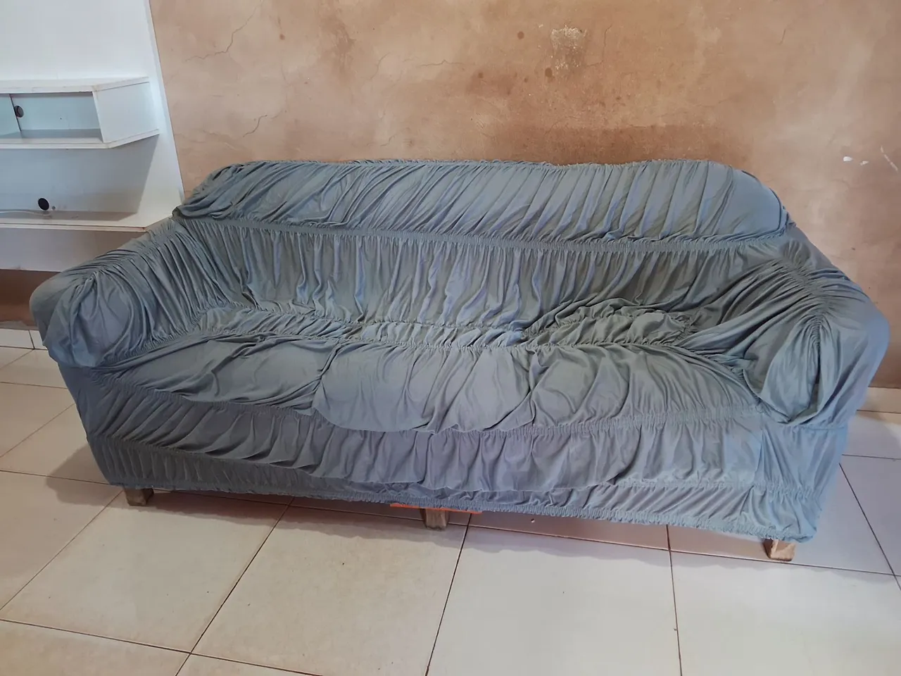 Sofá 3 lufares tecido chenille com capa cinza