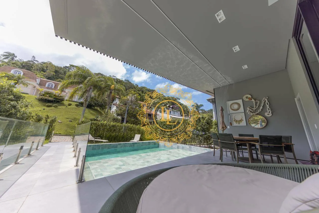 Linda casa alto padrão em condomínio fechado em Balneário Camboriú -SC
