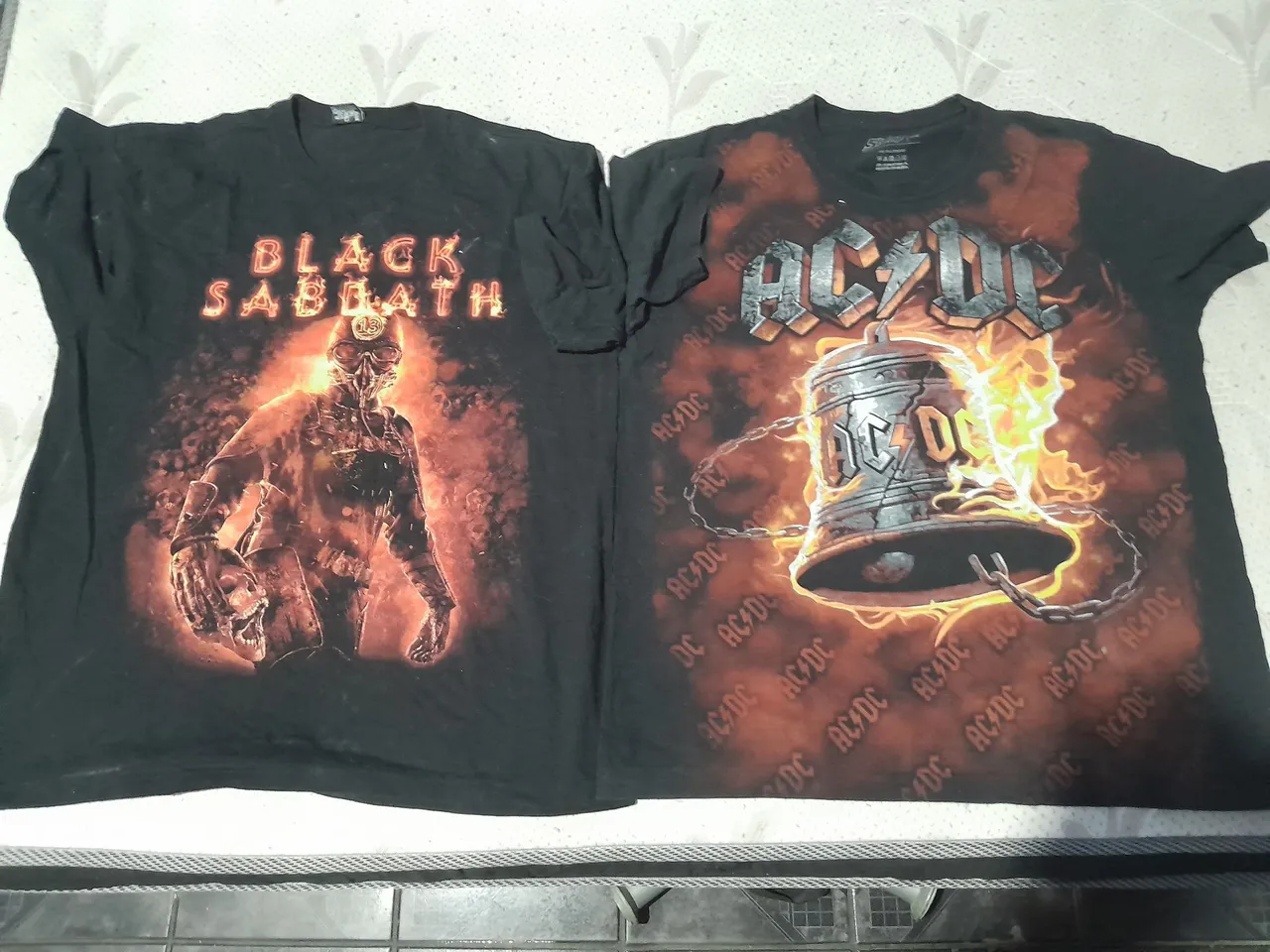 Camisetas de bandas Black Sabbath e AC/DC