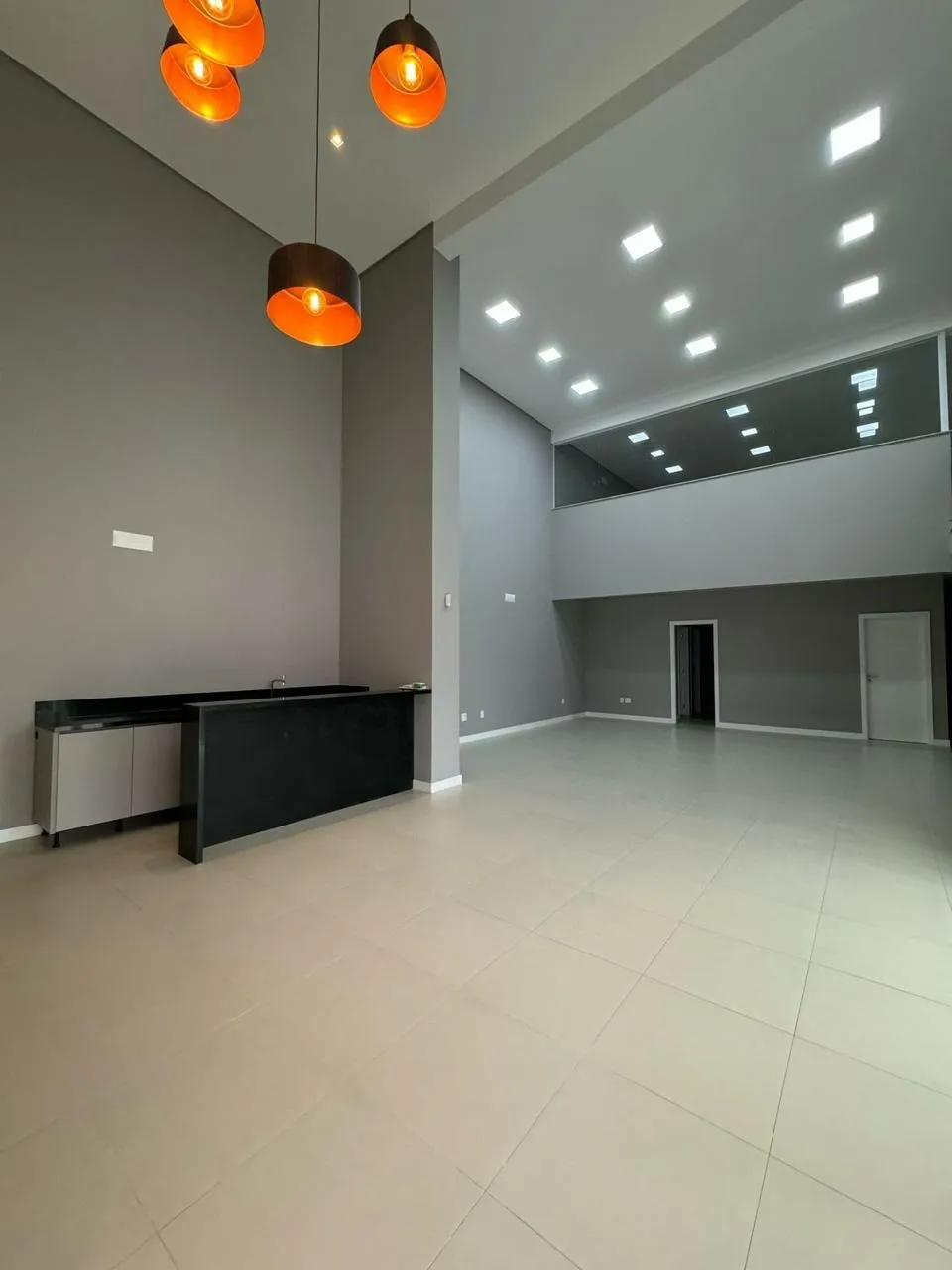 Sala Comercial Térrea 200M² com Pé Direito Duplo e Mezanino Aluguel Praia Brava