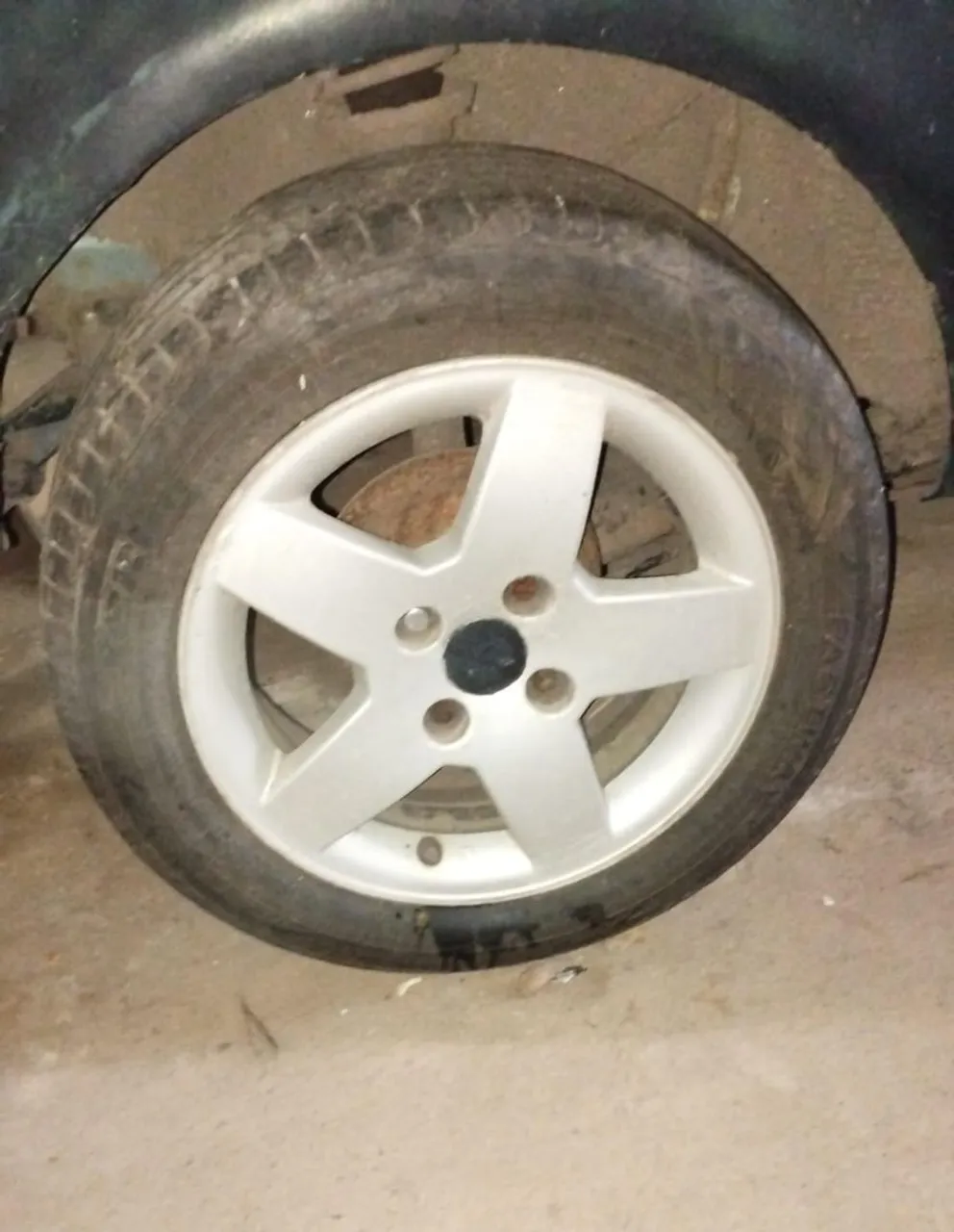 Rodas de liga leve aro 15 com pneu meia vida