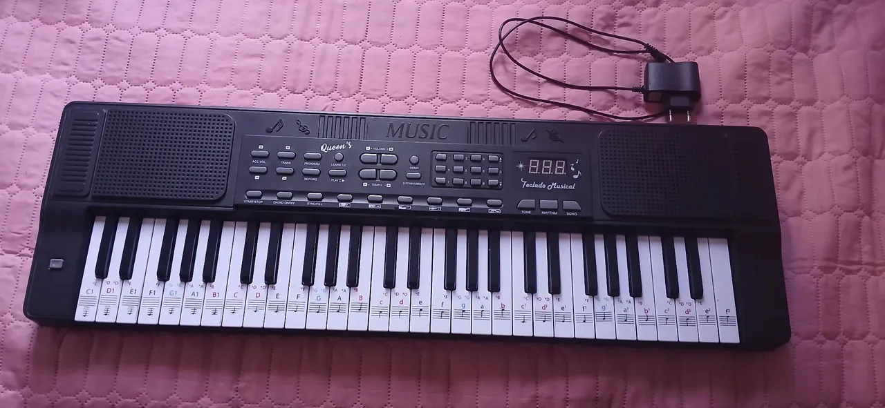 Teclado musical Queens D157281M 54 teclas preto Bivolt Infantil Seminovo