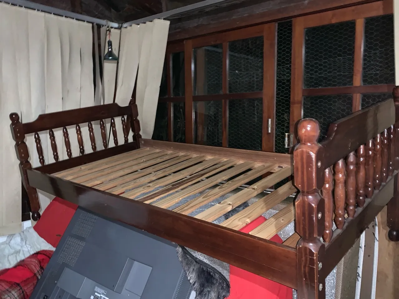 Cama de Madeira Clássica - Ótimo estado