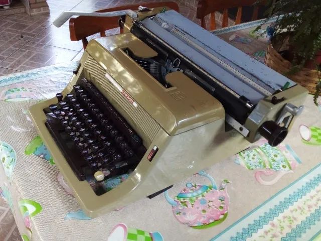Maquina de escrever (Olivetti Linea 88)64294629382402120