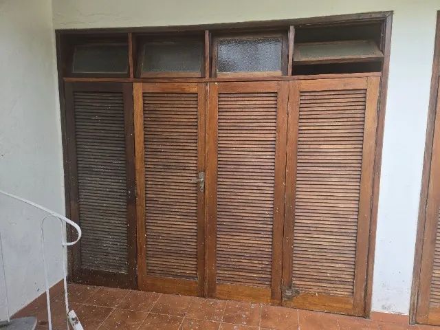 Portas venezianas de madeira par de 4 folhas com vitrô - Foto 2