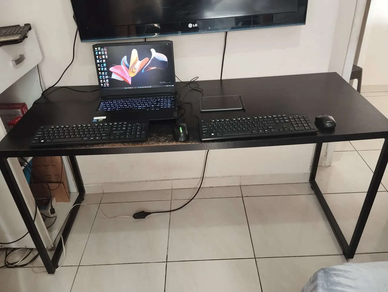 Mesa de escritório preta com estrutura de metal