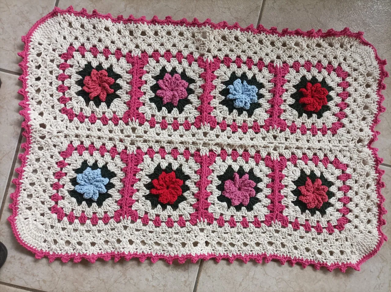 Tapete Crochê Floral Rosa e branco