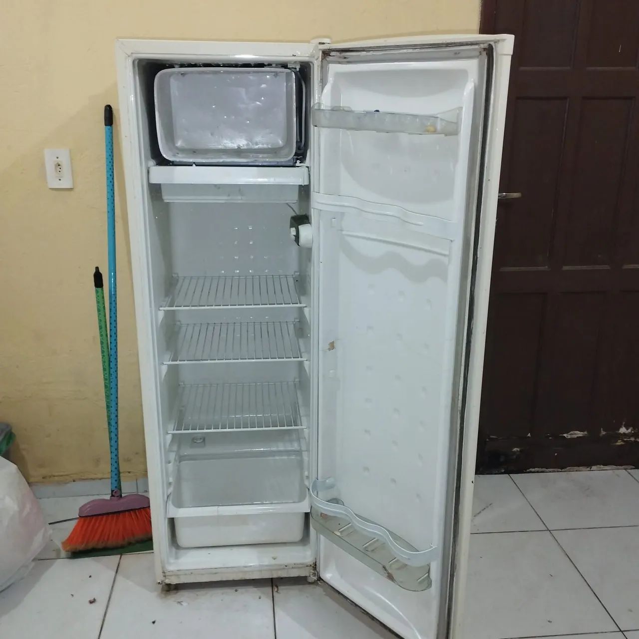 Vende-se geladeira