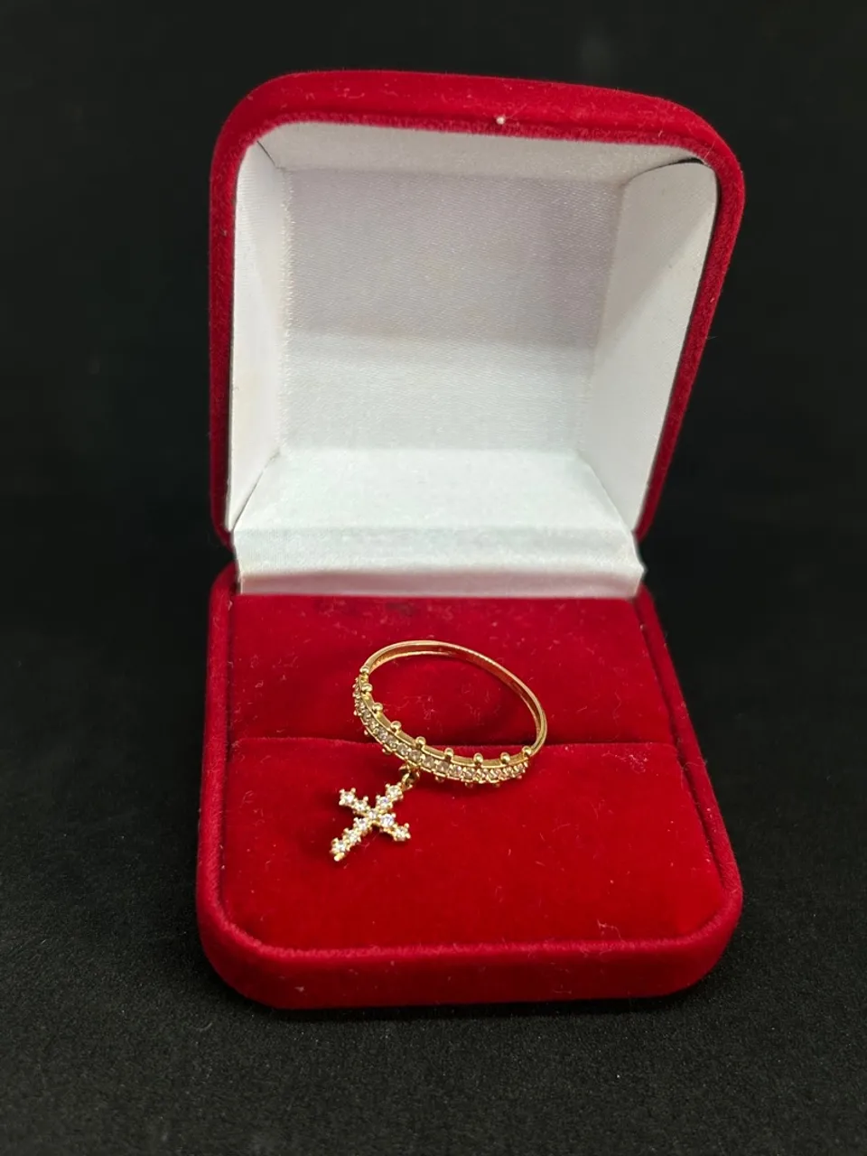 Anel de Ouro com Cruz Detalhada em Pedras