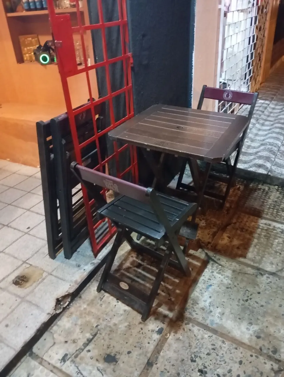 Conjunto de Mesa e Cadeiras Dobráveis para Bar ou Varanda