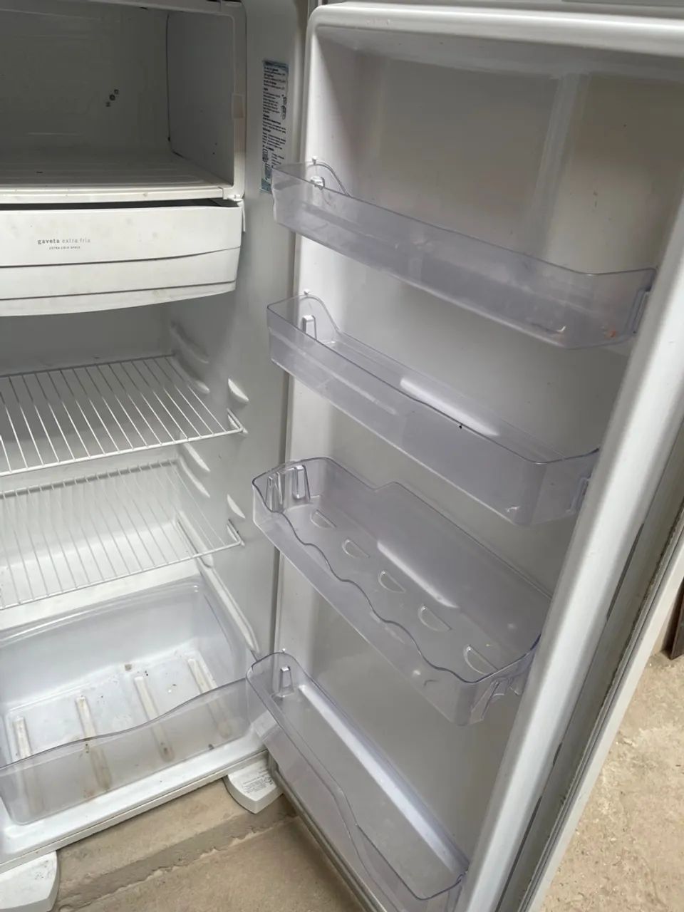 Geladeira pequena em ótimo estado