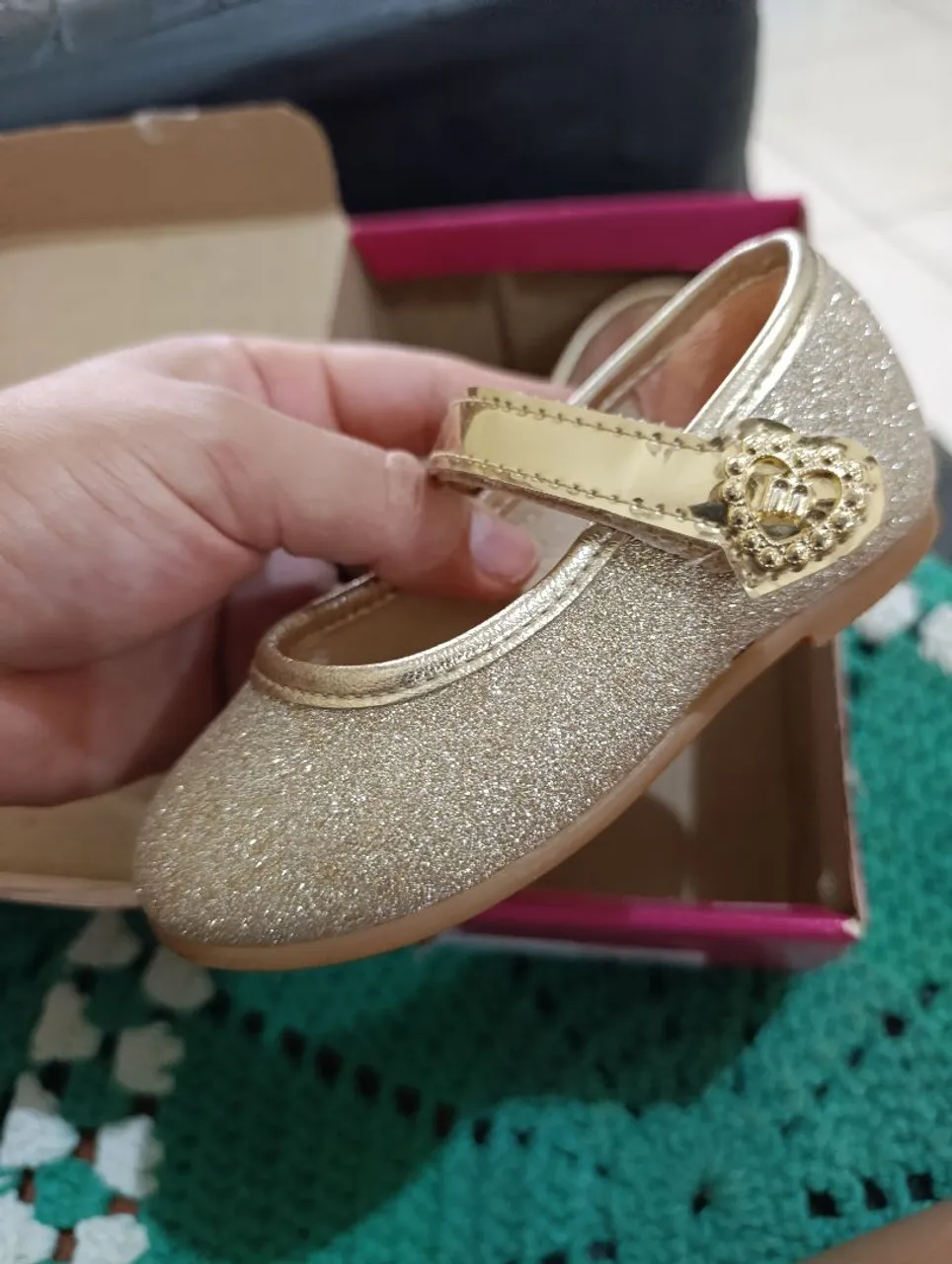 Sapatinho Infantil Dourado com Glitter
