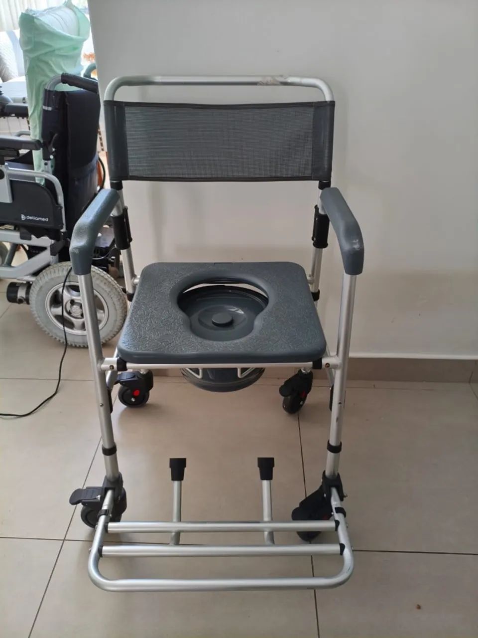 Cadeira higiênica usada somente Banho - Foto 4