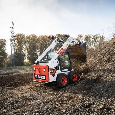 Terraplanagem, serviço com Bobcat mini carregadeira 