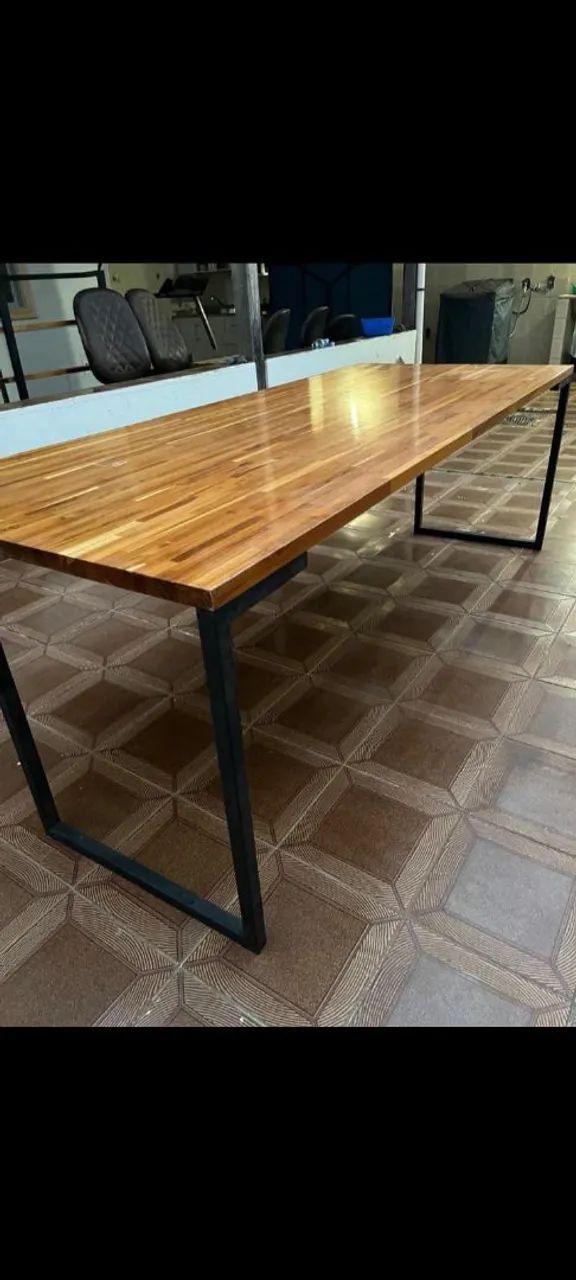Mesa de Jantar em Madeira com Pernas de Ferro