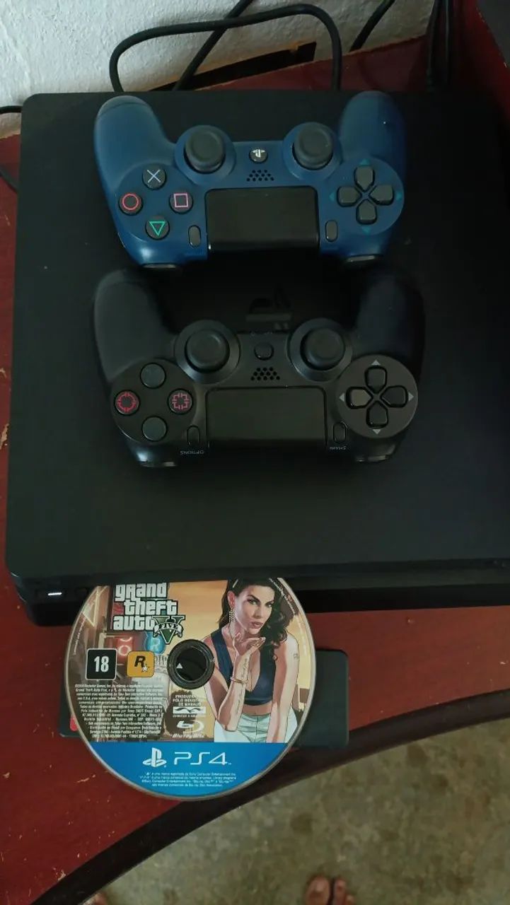 Playstation 4 com jogo GTA V