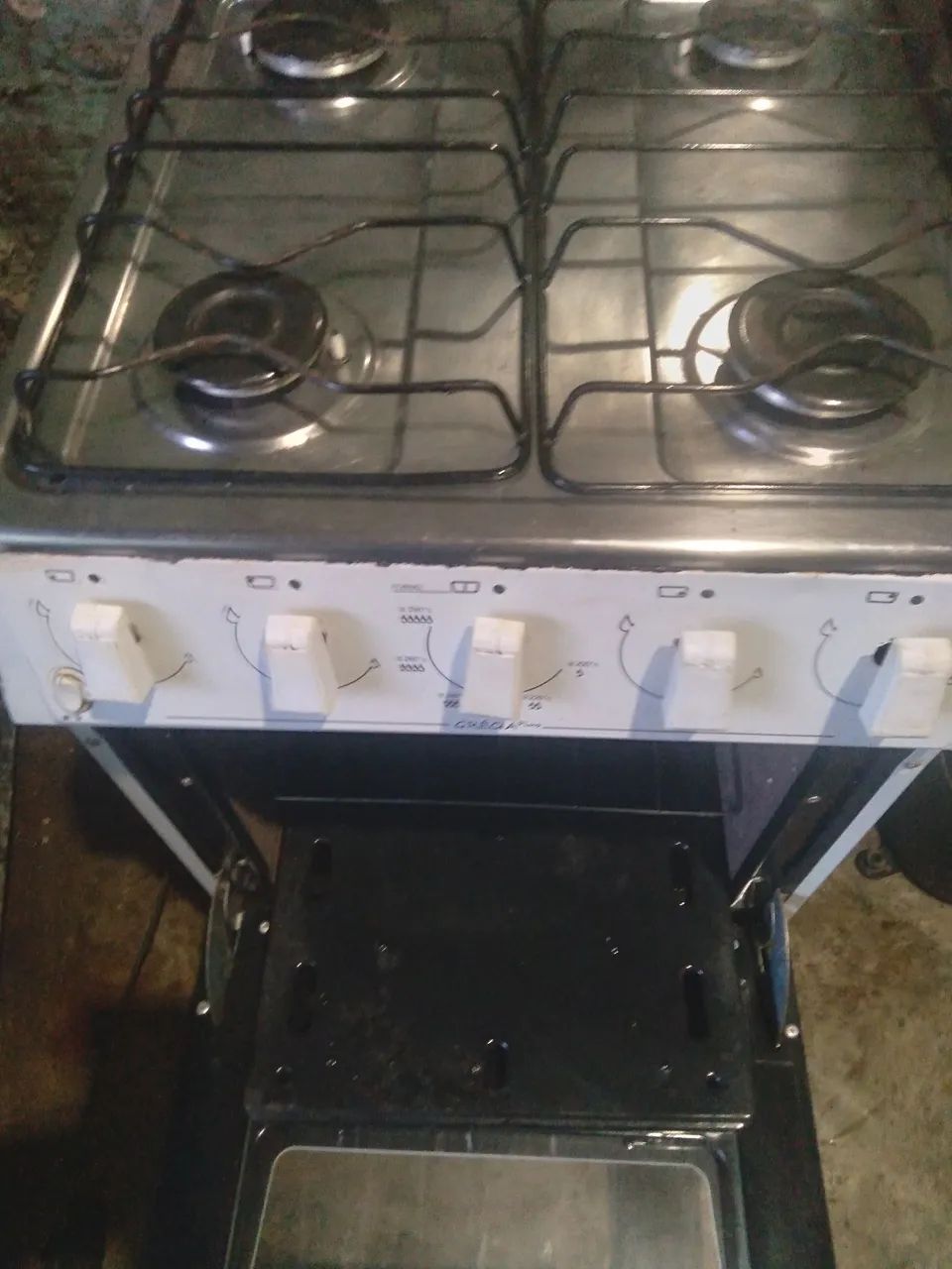 Fogao atlas 4 bcs  acande no eletrico forno bom funcikna tudo entrego com tx do frete