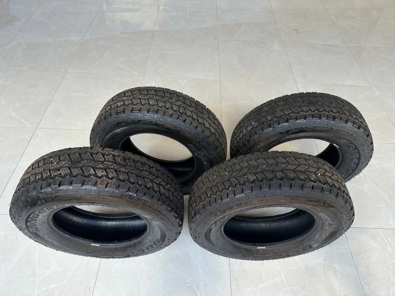 04 Pneus Bridgestone Novos aro 255/70/17 para camionete 