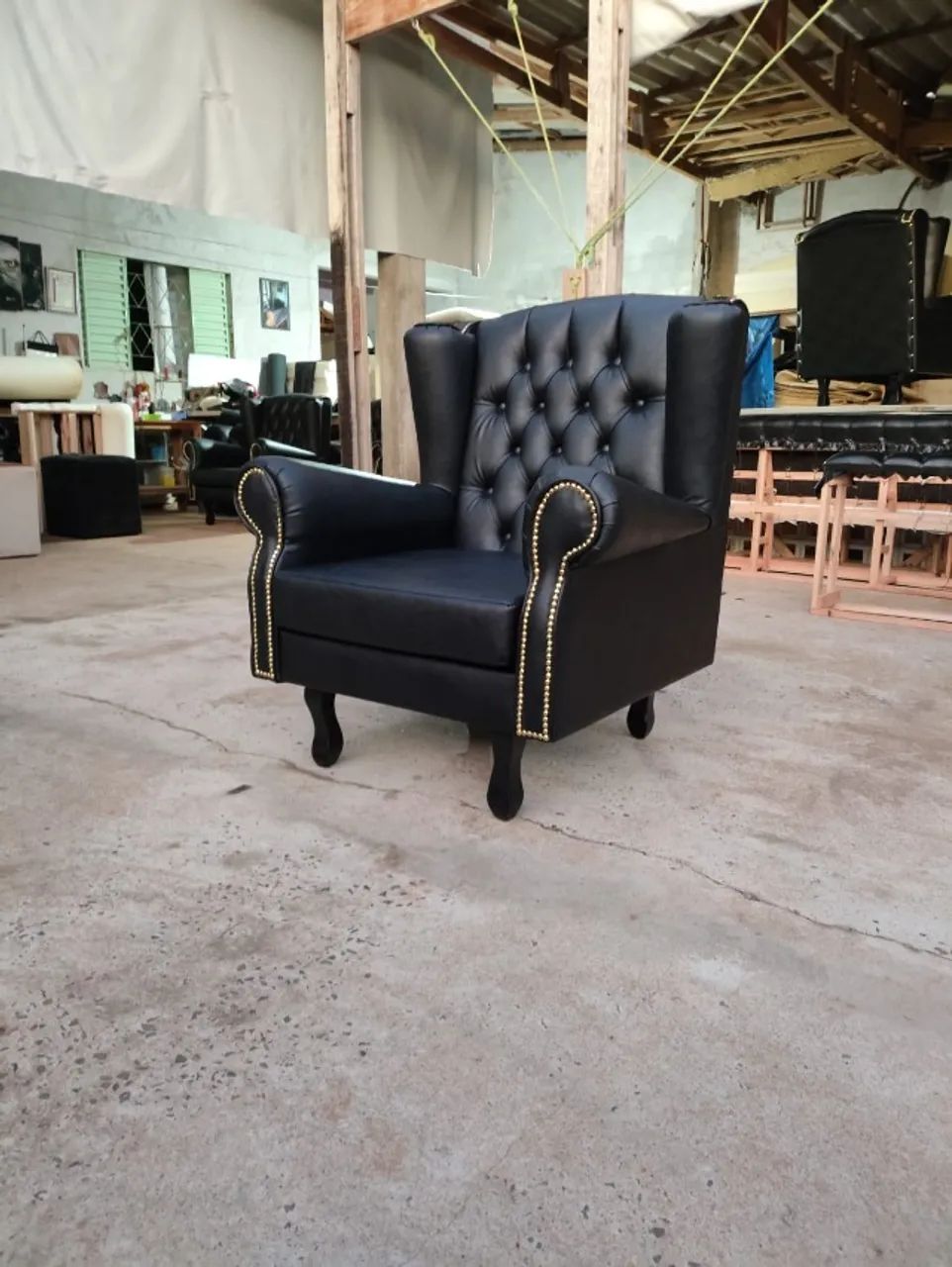 Poltrona Viking Estofada Sob Medida - Conforto e Estilo Clássico - Foto 5