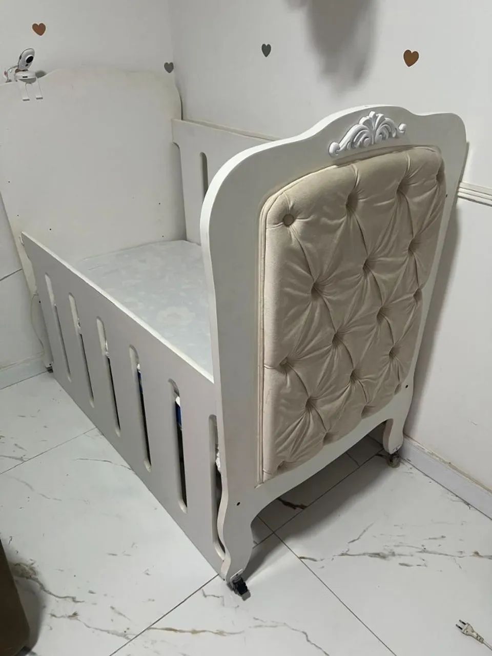 Berço de Bebê Capitonê, Elegante e Confortável64242077450881120