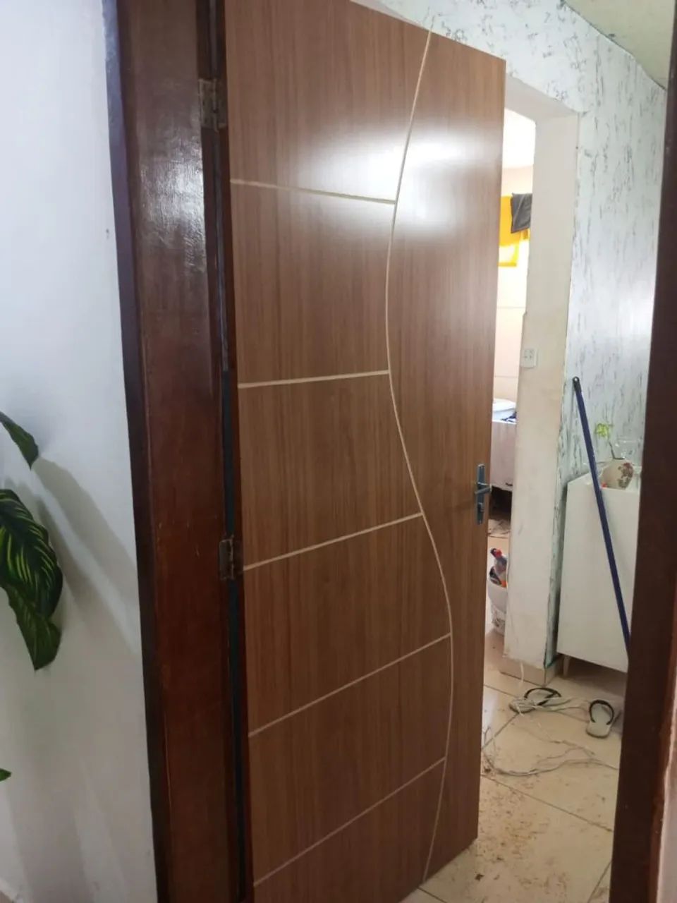 Instalador de porta e fechadura eletrônica.