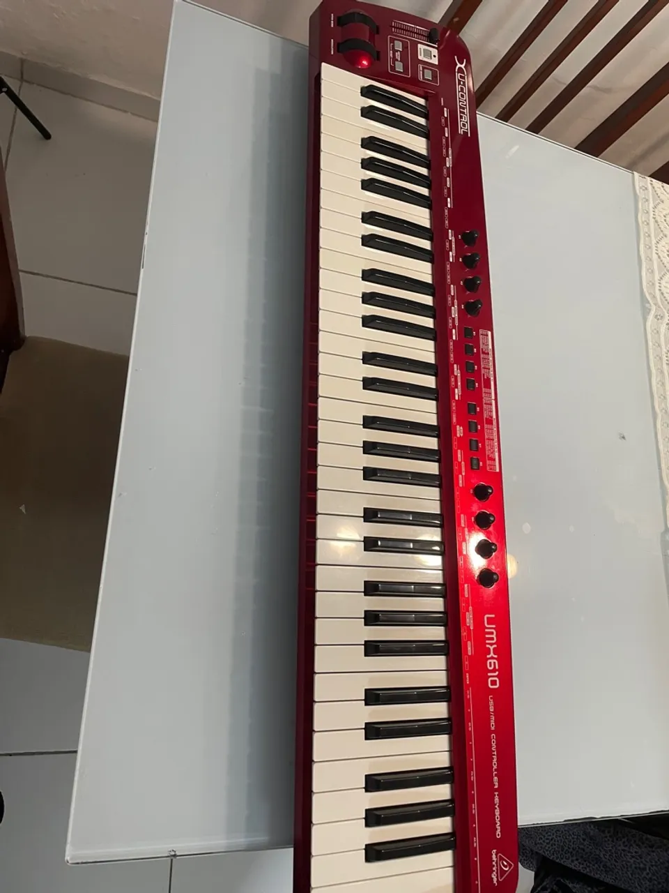 Teclado Controlador MIDI Behringer UMX610