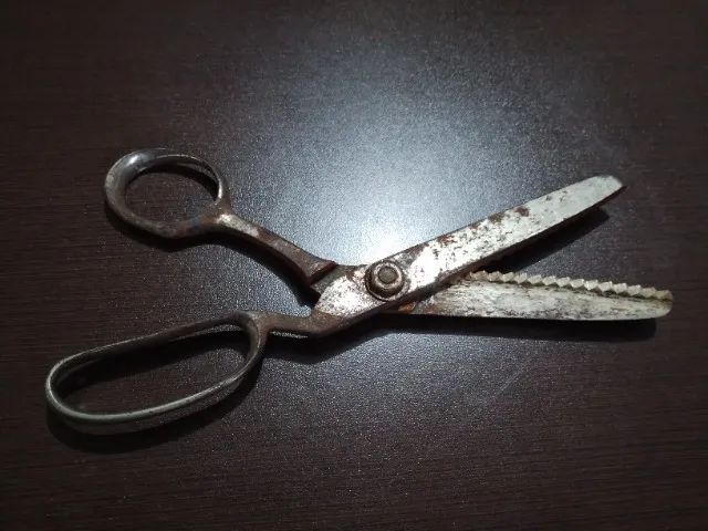 Antiga tesoura picotada 22cm