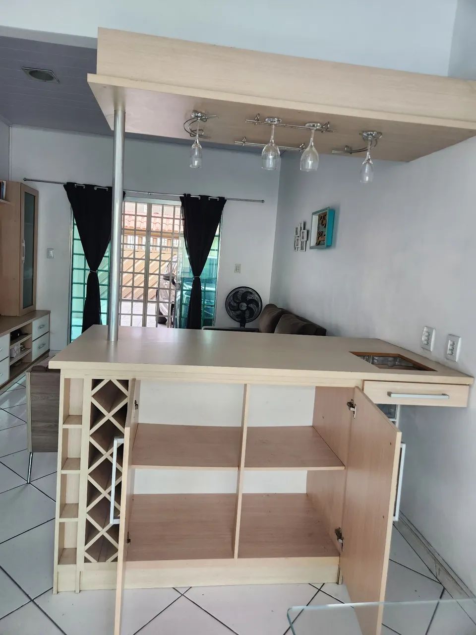 Mesa com nicho, adega, armário e porta-taças - Foto 3