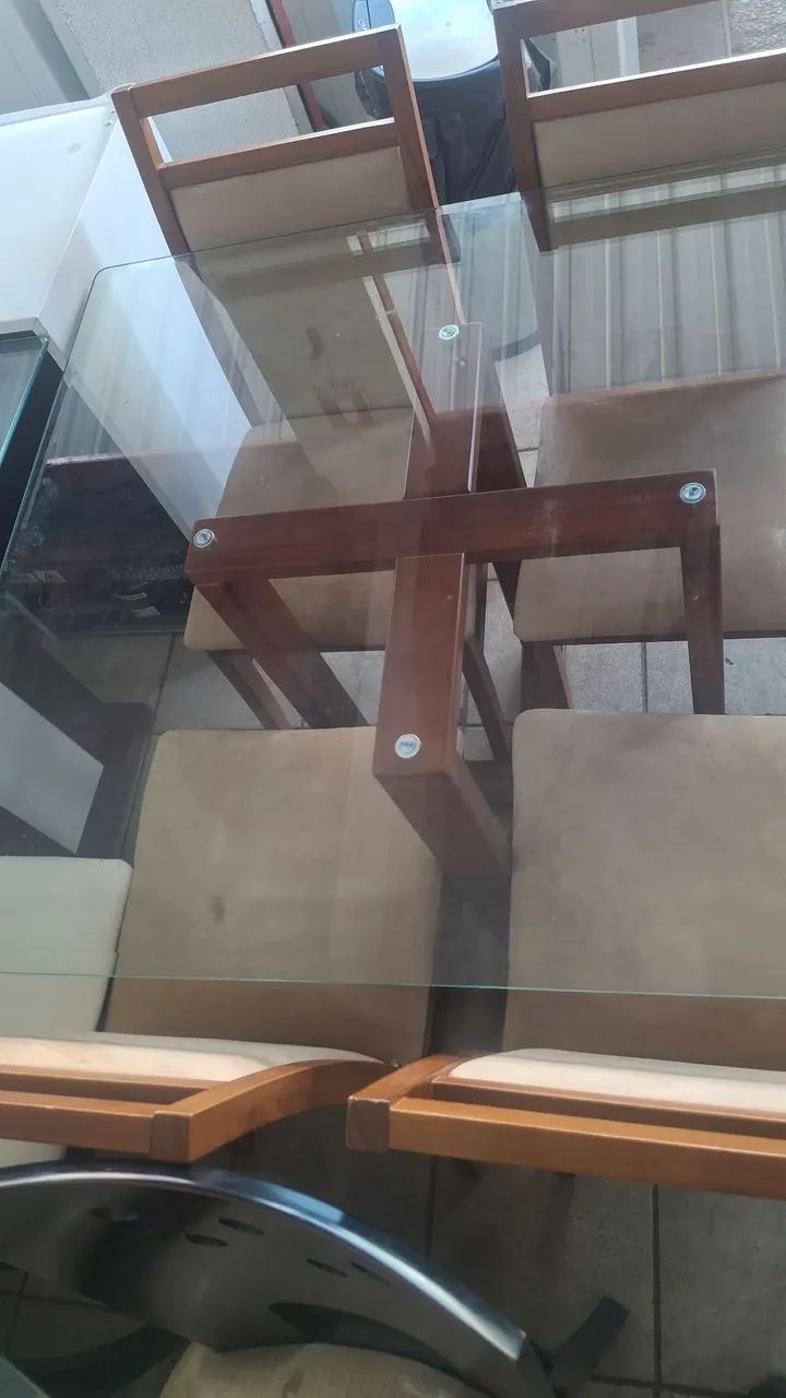 MESA DE MADEIRA COM TAMPO DE VIDRO SEMI-NOVA - Foto 2
