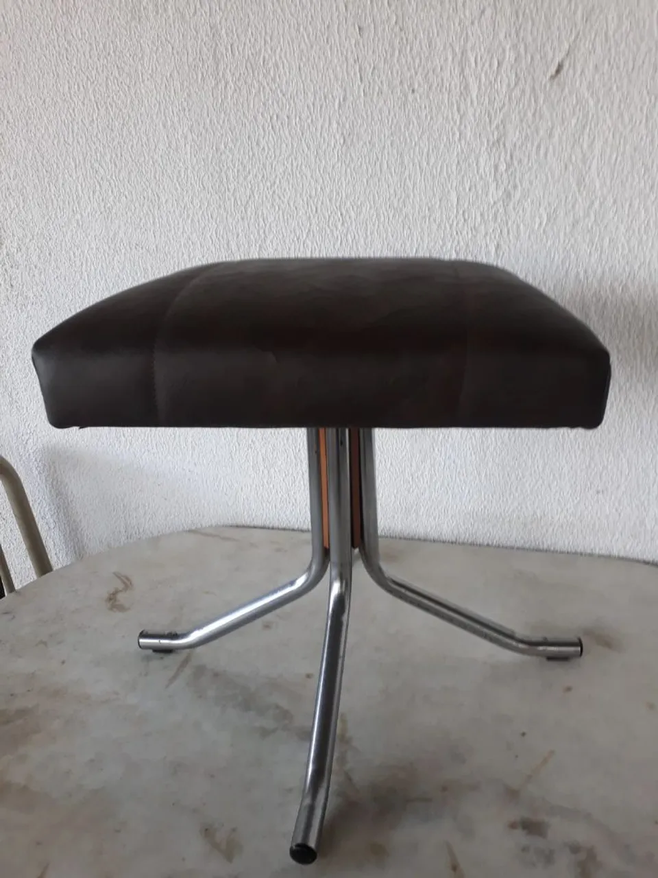 Banqueta vitage giratória metal e couro