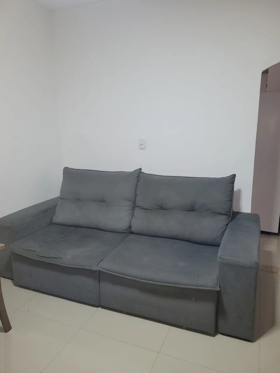 Sofá Cinza Confortável - 2 Lugares