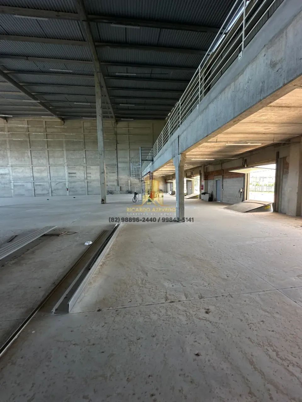 Galpão com 1.285m², 03 Docas, plataformas, 02 banheiros e Mezanino - Foto 2