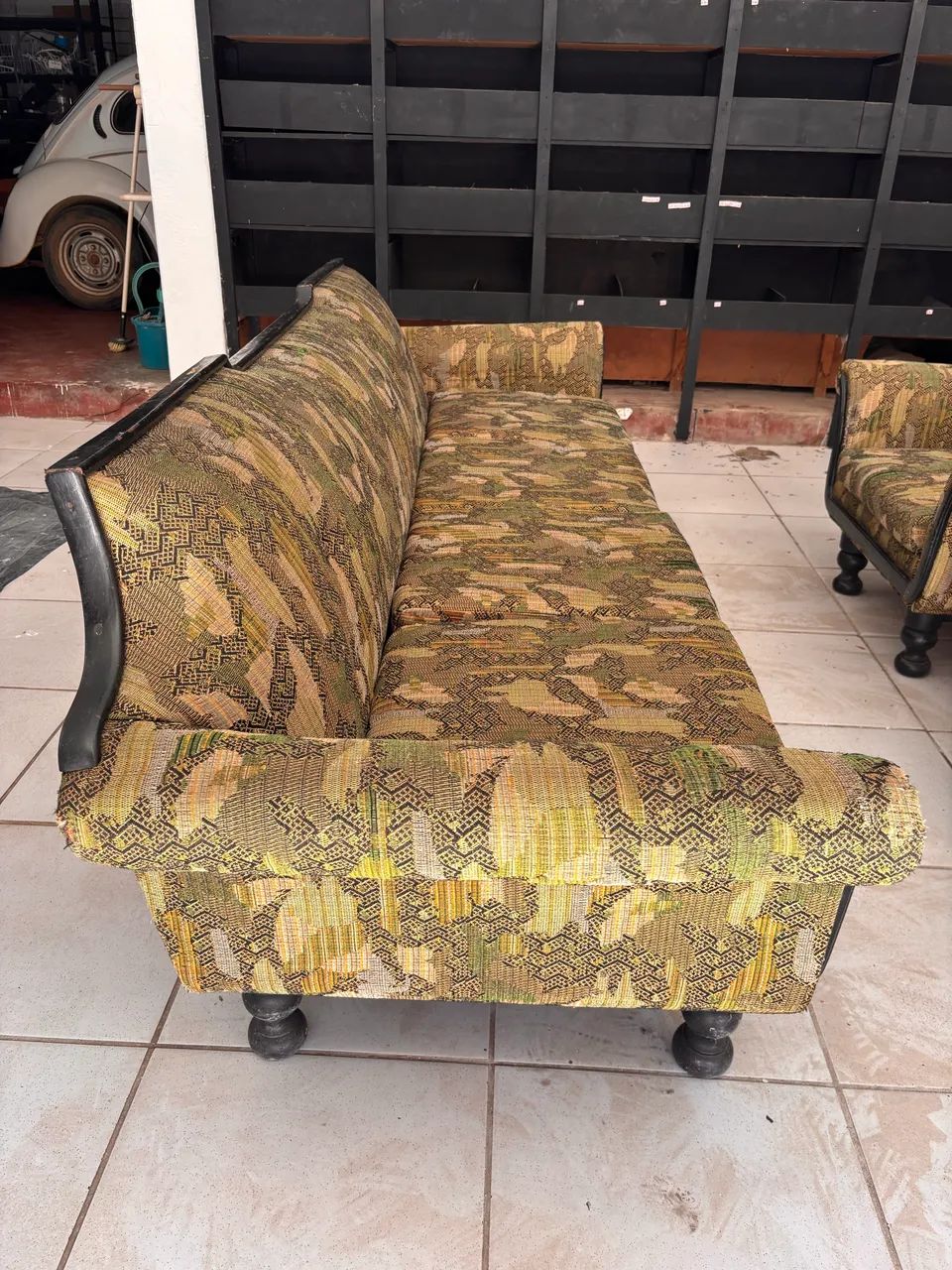 conjunto de sofás antigos de madeira entalhada e estofamento em tapeçaria  - Foto 4