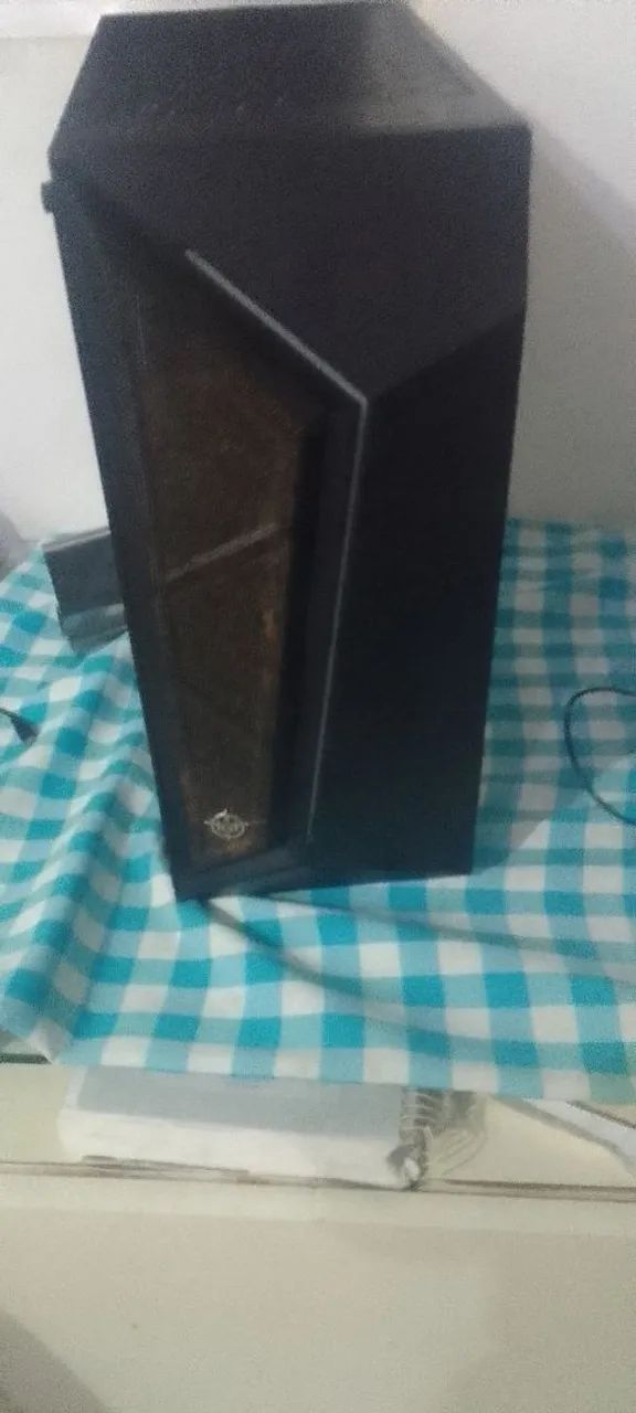 Vende se um CPU de com a tela 