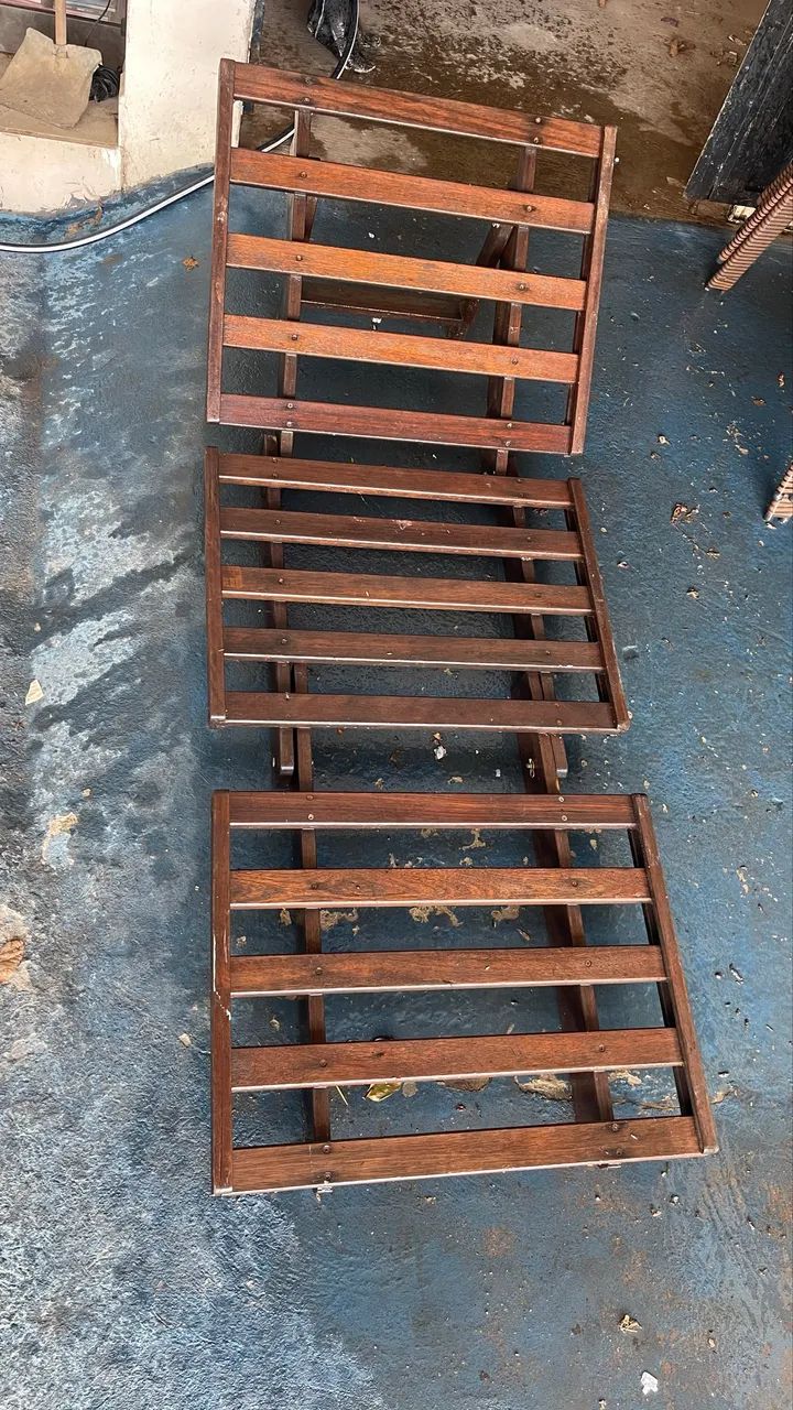 Sofá cama/ espreguiçadeira de madeira 