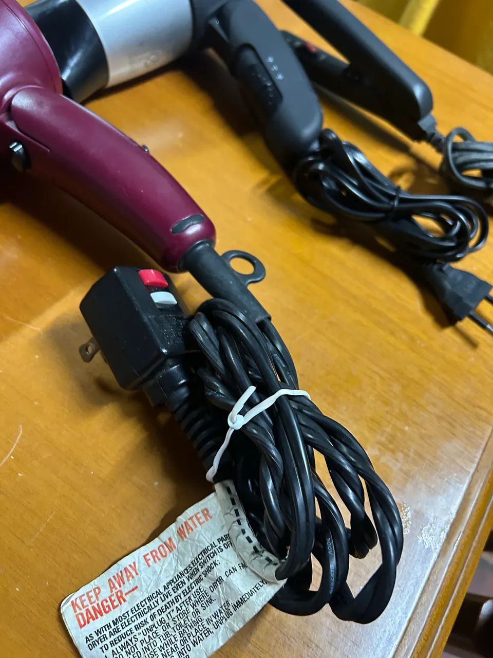 Vendo 2 secador de cabelo de brinde e uma chapinha o secador de cabelo é profissional - Foto 4