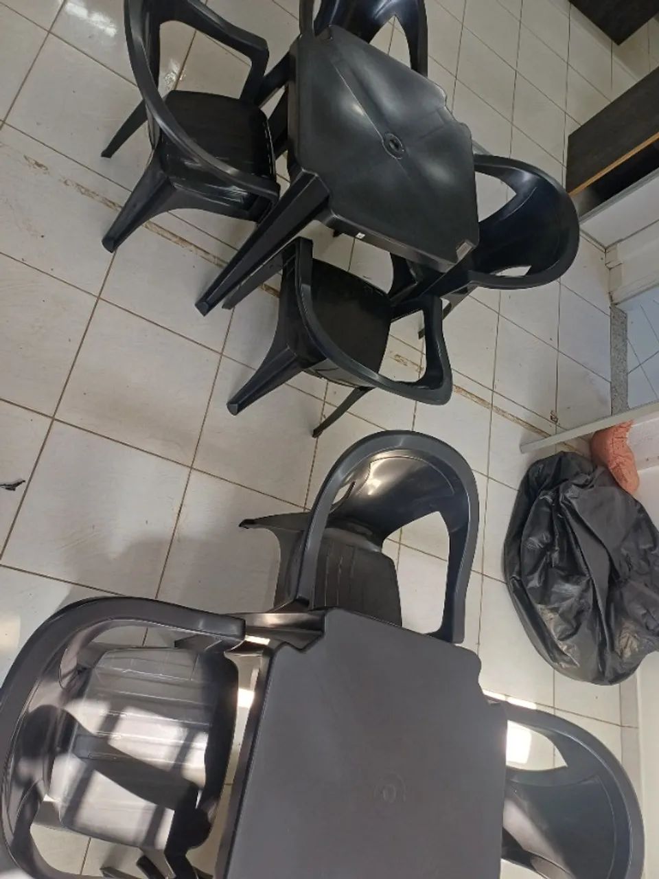 2 UN - MESA PLÁSTICA COM 4 CADEIRAS PRETO - 182KG - Foto 4